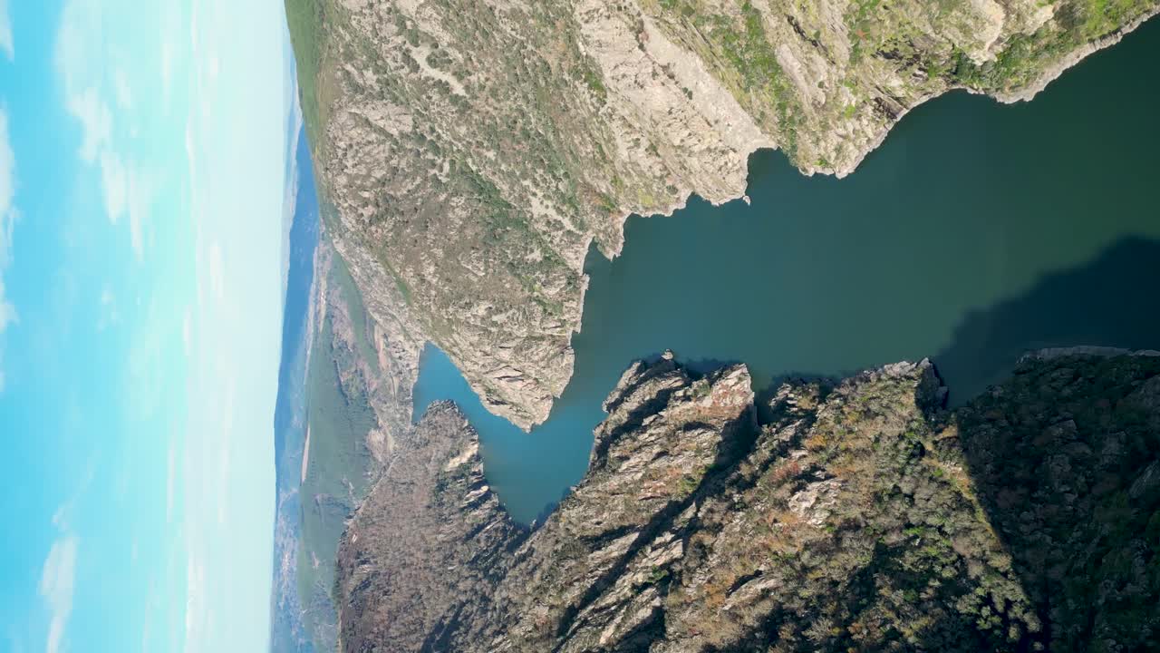 스페인의 놀라운 초록색과 파란색의 실 강 협곡을 가로지르는 공중 팬, 수직