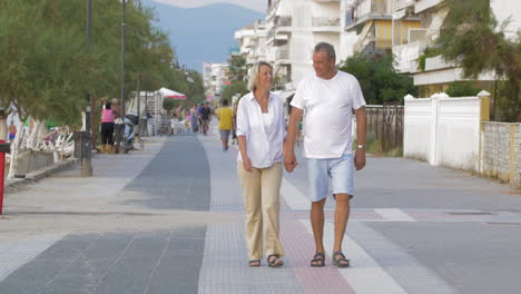 casal de homem e mulher caminhando pela rua