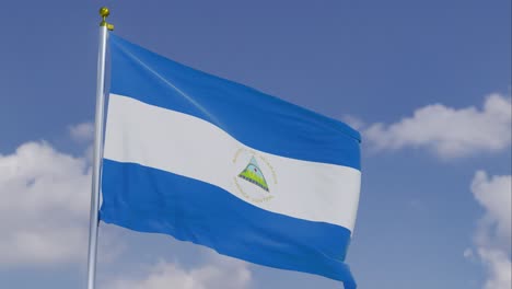 Bandera-De-Nicaragua-Moviéndose-En-El-Viento-Con-Un-Cielo-Azul-Claro-En-El-Fondo,-Nubes-Moviéndose-Lentamente,-Asta-De-Bandera,-Cámara-Lenta