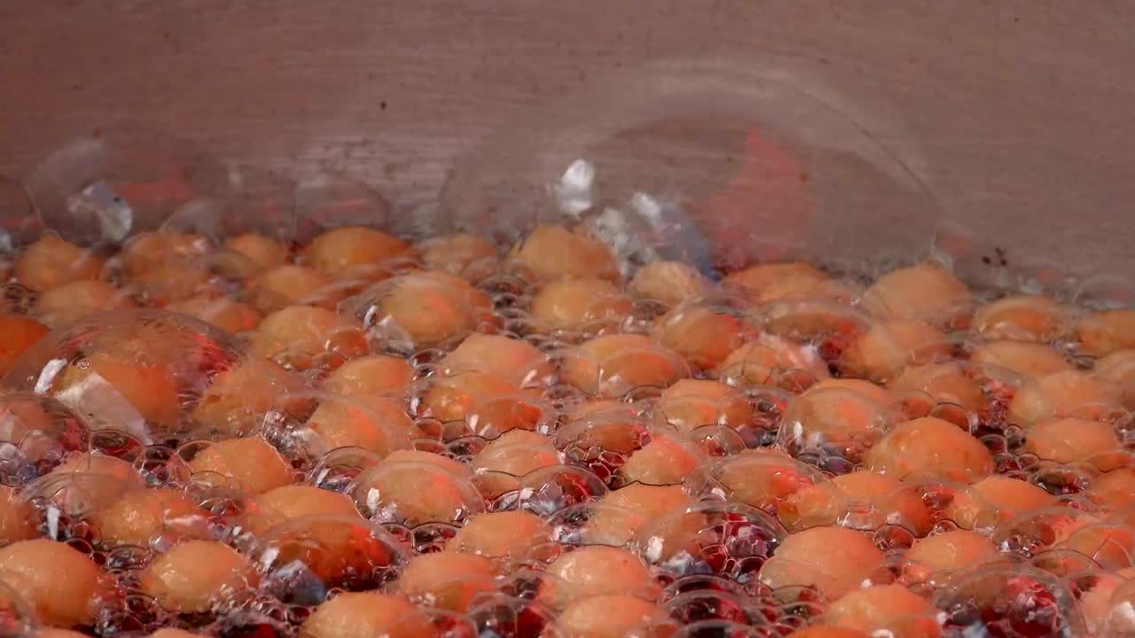 오리브 오일과 함께 팬에 구운 작은 어리 도.