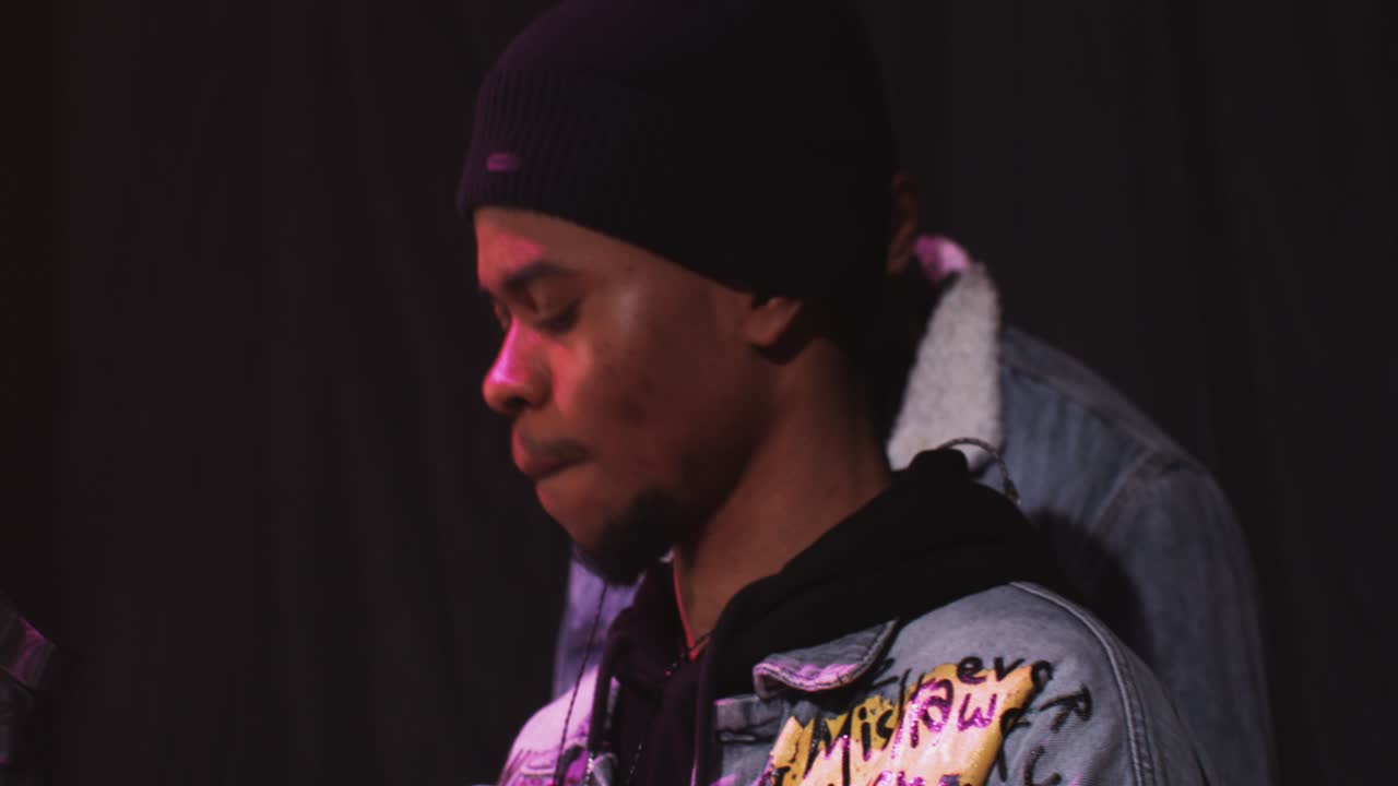 hombre actuando en el escenario