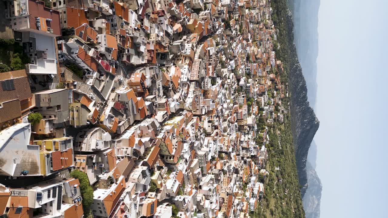 vista vertical de las coloridas casas de la ciudad de cala gonone en dorgali, sardinia, italia