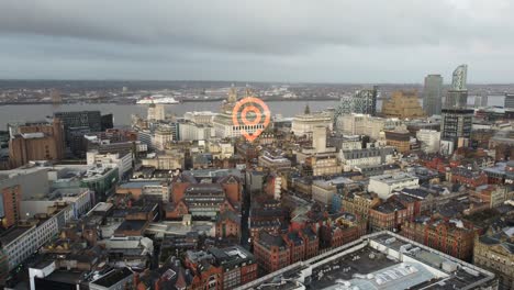 vista aérea de la ciudad de liverpool con superposición gráfica de pines de ubicación gps sobre hoteles y propiedades de interés público