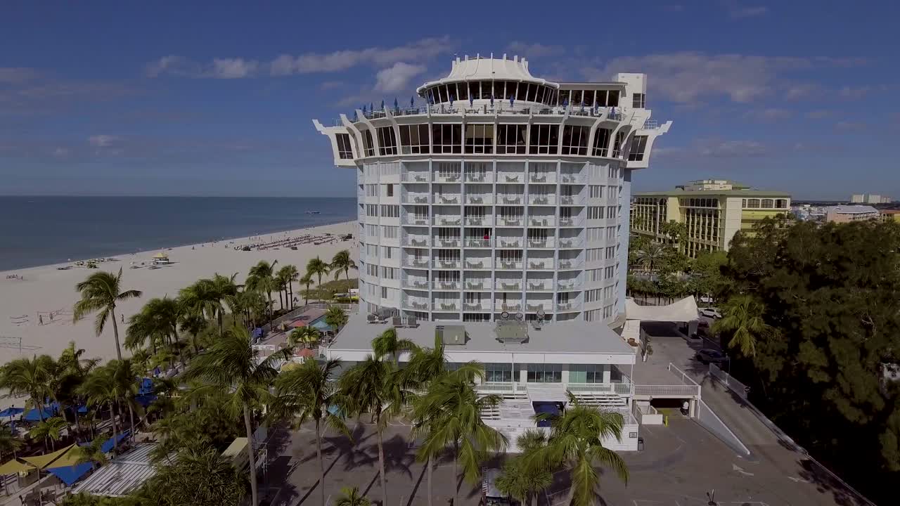 video de dron de 4k del hermoso edificio redondo de bellwether resort en el golfo de méxico en st