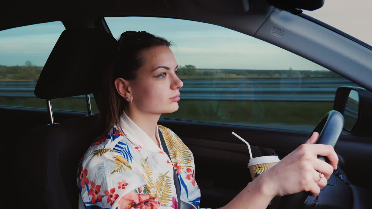 una mujer joven conduce un automóvil conduciendo tranquilamente por diversión