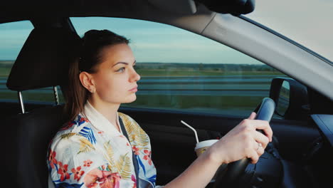 una mujer joven conduce un automóvil conduciendo tranquilamente por diversión