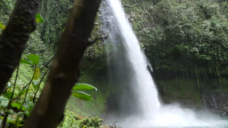 Pan-Shot-Of-La-Fortuna-Waterfall-In-Alajuela-Province,-Costa-Rica