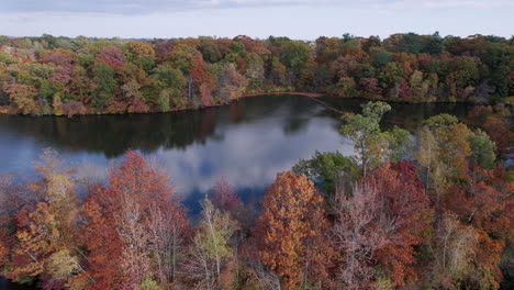 Volando-Sobre-Los-Bosques-De-Colores-Otoñales-Reflejados-En-Los-Lagos-Del-Parque-Roger-Williams