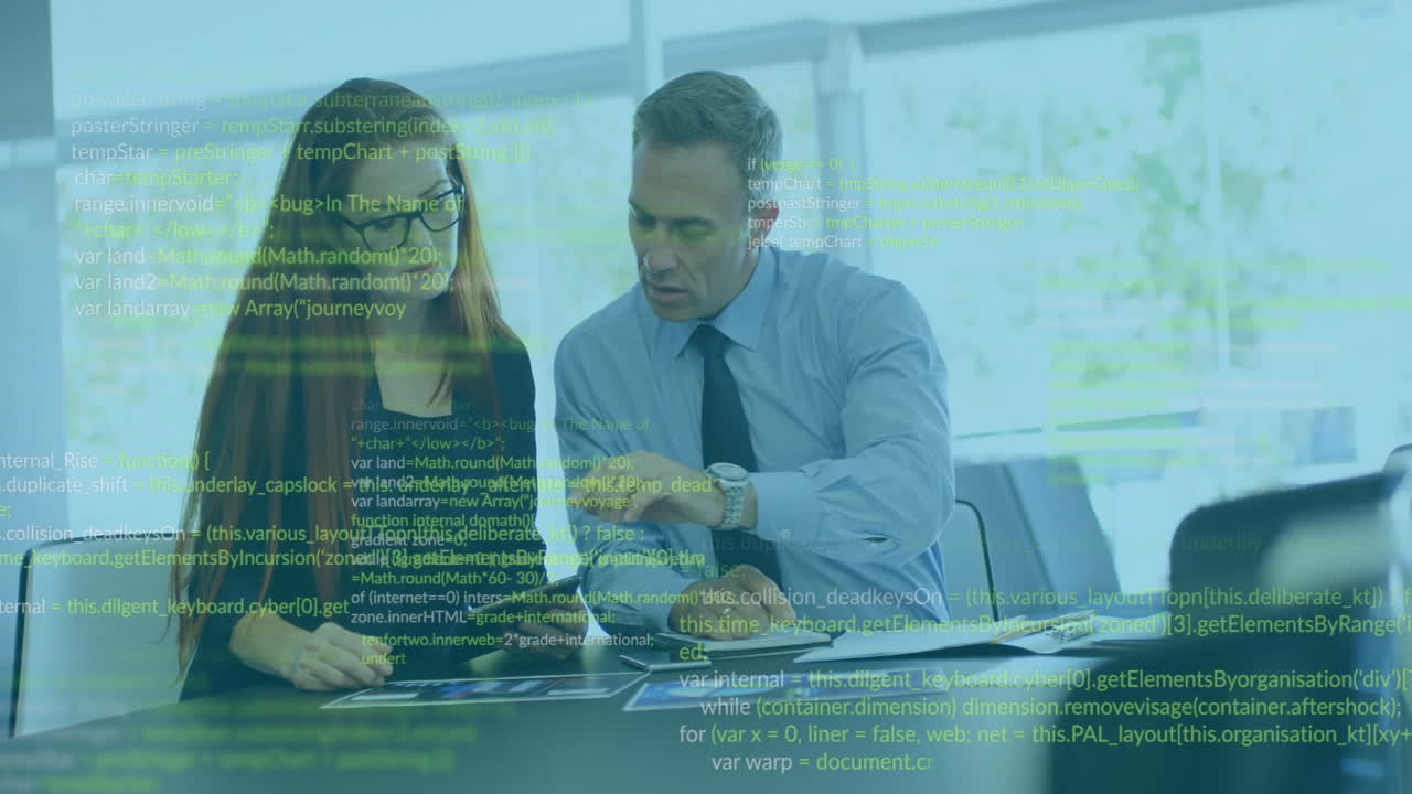 animación del procesamiento de datos sobre colegas caucásicos que usan tableta en la oficina