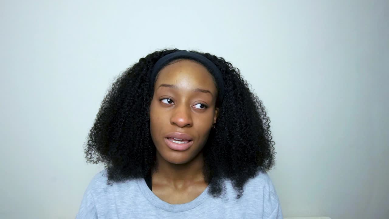 joven estudiante hablando directamente a la cámara durante la sesión de terapia en línea