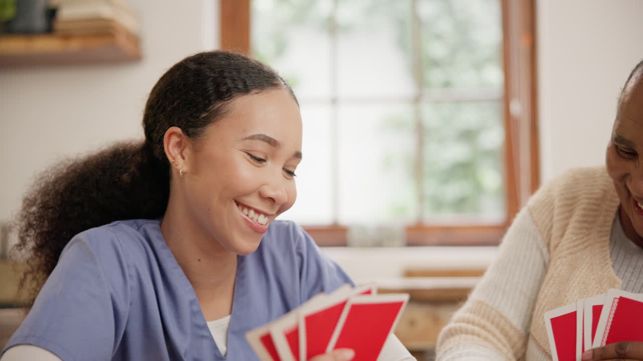 간호사, 요양원 및 놀이를 하는 여성