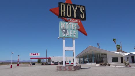 Aufnahme-Einer-Einsamen-Wüstentankstelle-Und-Eines-Hotel-Motel-Cafés-In-Der-Mojave-Wüste-3