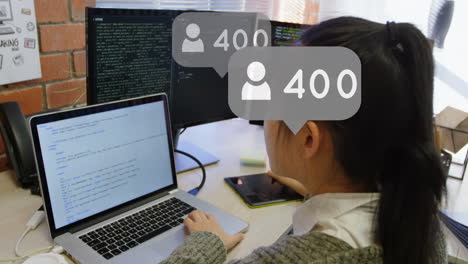 animación de iconos y números sobre la mujer usando tableta y computadora portátil