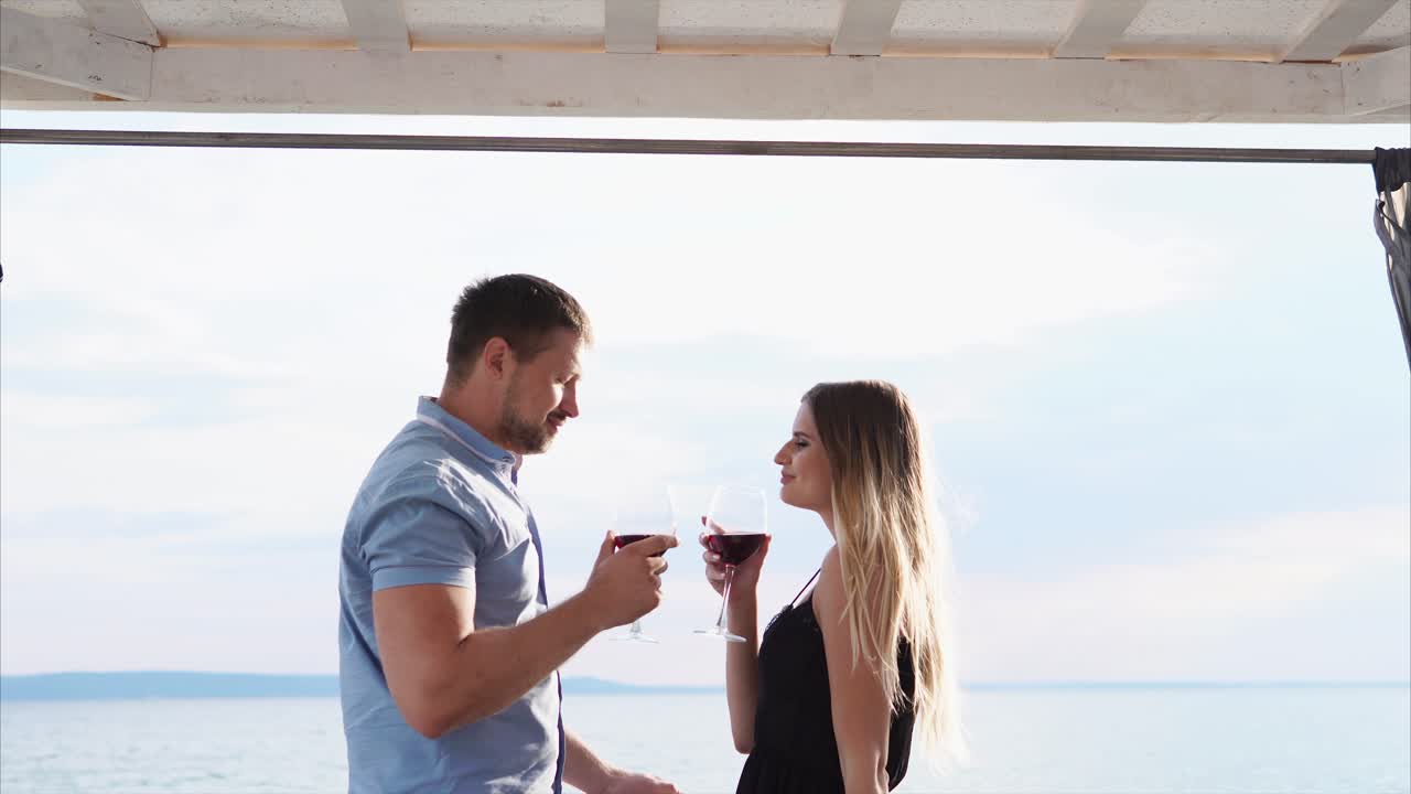 Coppia che si gode il vino al lago
