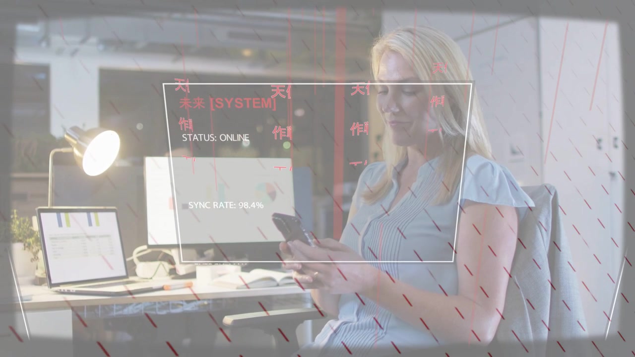 Donna matura che tocca il telefono a una scrivania tecnologica, attivando un HUD che mostra "STATUS ONLINE" e monitora la frequenza di sincronizzazione