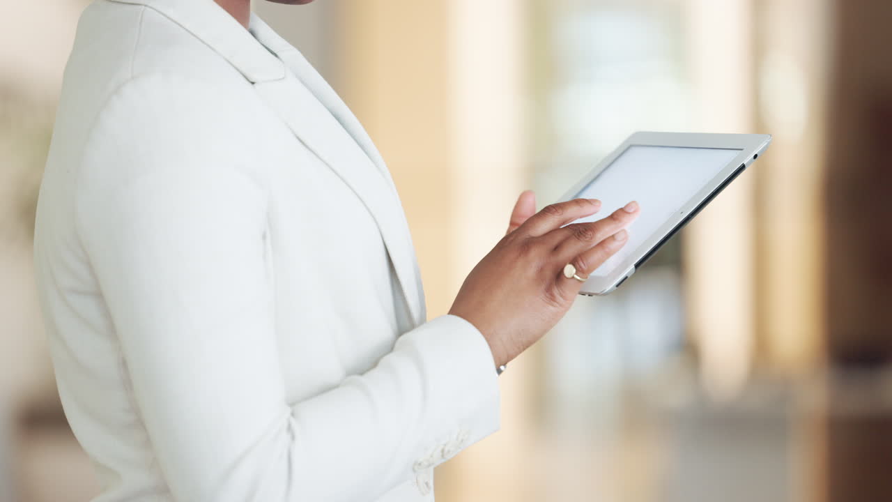 mujer de negocios monitoreando el desempeño del personal de la oficina