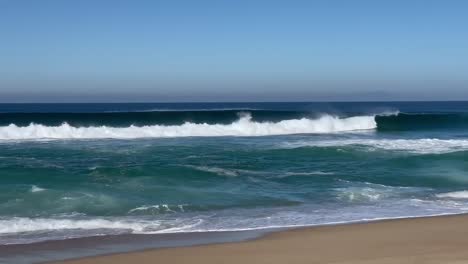 surfista montando una ola en monterey, california