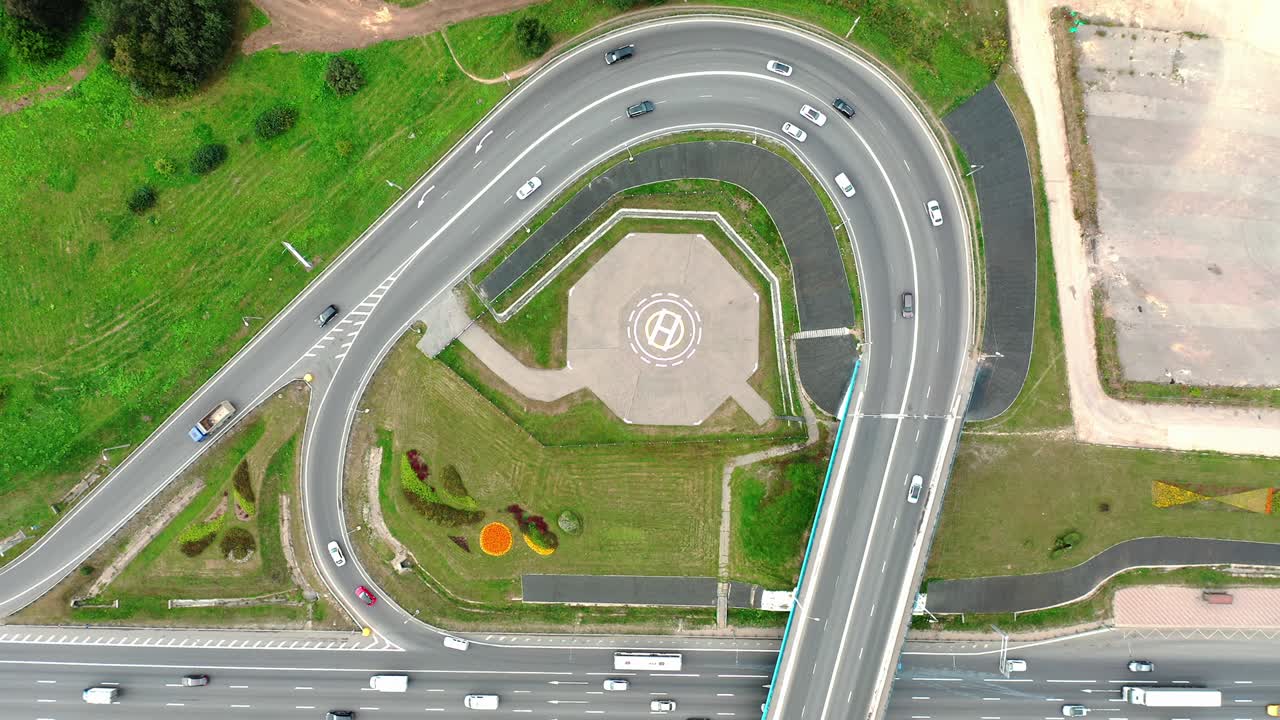 고속도로 교차로와 헬리터 활주로 바로 위의 위상