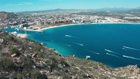 Una-Impresionante-Toma-Aérea-Revelada-Por-Un-Dron-De-Una-Ciudad-Portuaria-Tropical