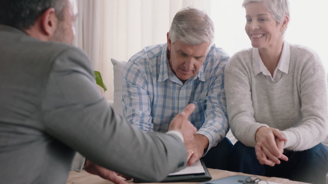 pareja feliz madura conociendo a un agente inmobiliario comprando una casa dueños de una casa nueva firmando un contrato de arrendamiento hipotecario comprando una propiedad estrechando la mano de un agente inmobiliario disfrutando de la inversión 4k