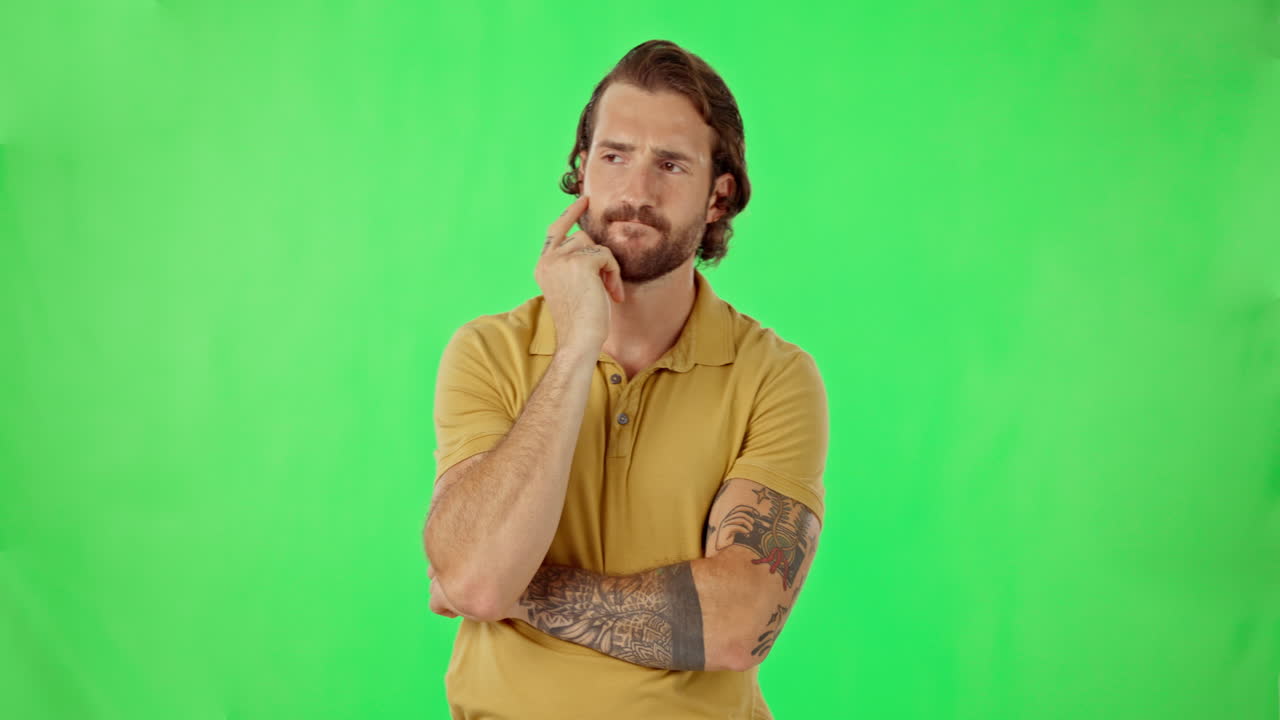 hombre, cara pensante y estudio de pantalla verde