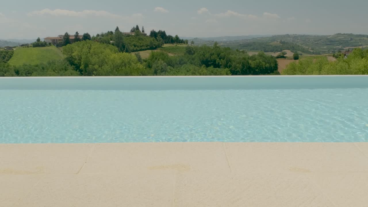 Nahaufnahme eines Mannes, der aus einem Außenpool im ländlichen Italien kommt.
