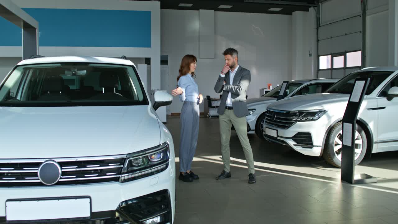쇼에서 자동차 구매에 대해 논의하는 고객