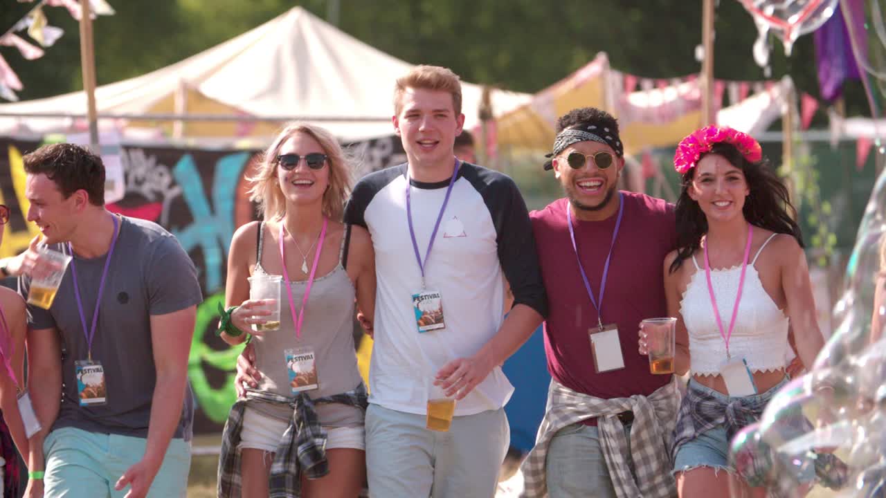 음악 페스티벌에서 걸어가는 친구 그룹, 느린 동작