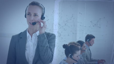 animación de la red de conexiones a través de personas de negocios que usan auriculares telefónicos