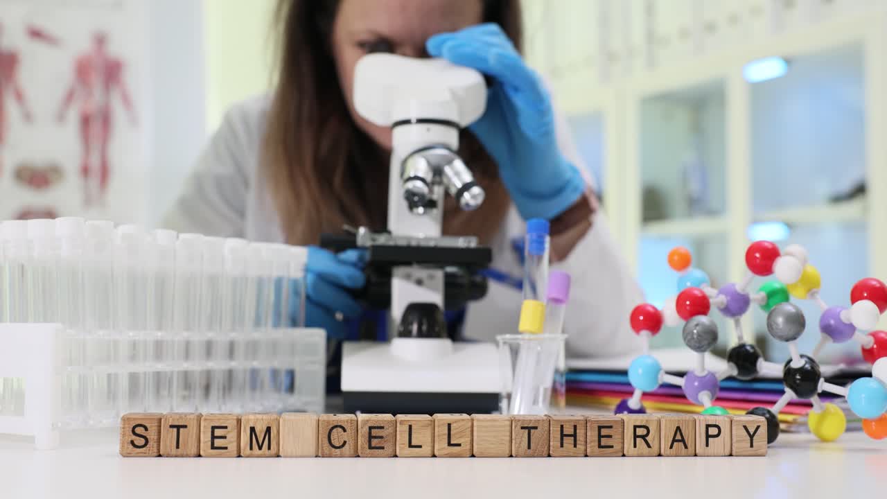 Parola terapia con cellule staminali su blocchi con modello di struttura molecolare.