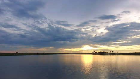 la vista del río chobe desde un pequeño bote dedicado a la fotografía