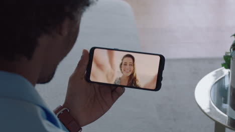 hombre joven chateando en video con su novia en el teléfono inteligente saludando con la mano mujer joven compartiendo vacaciones viaje pareja teniendo una relación a larga distancia