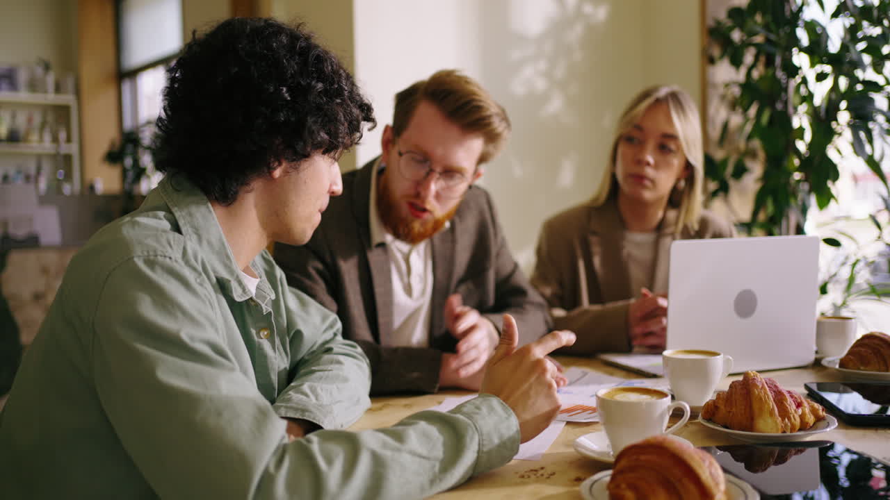 커피에서 함께 프로젝트를 하는 세 사람