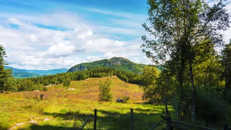 Lapso-De-Tiempo-Con-El-Movimiento-Del-Agricultor-Trabajando-En-Un-Campo-En-Noruega-Mientras-Las-Nubes-Pasan-Por-Encima-De-La-Cabeza