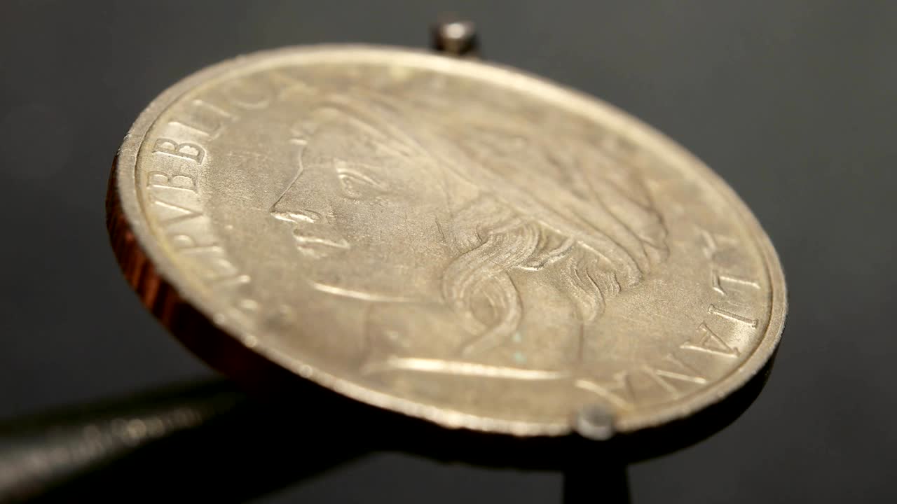 близкий взгляд на очень старые монеты