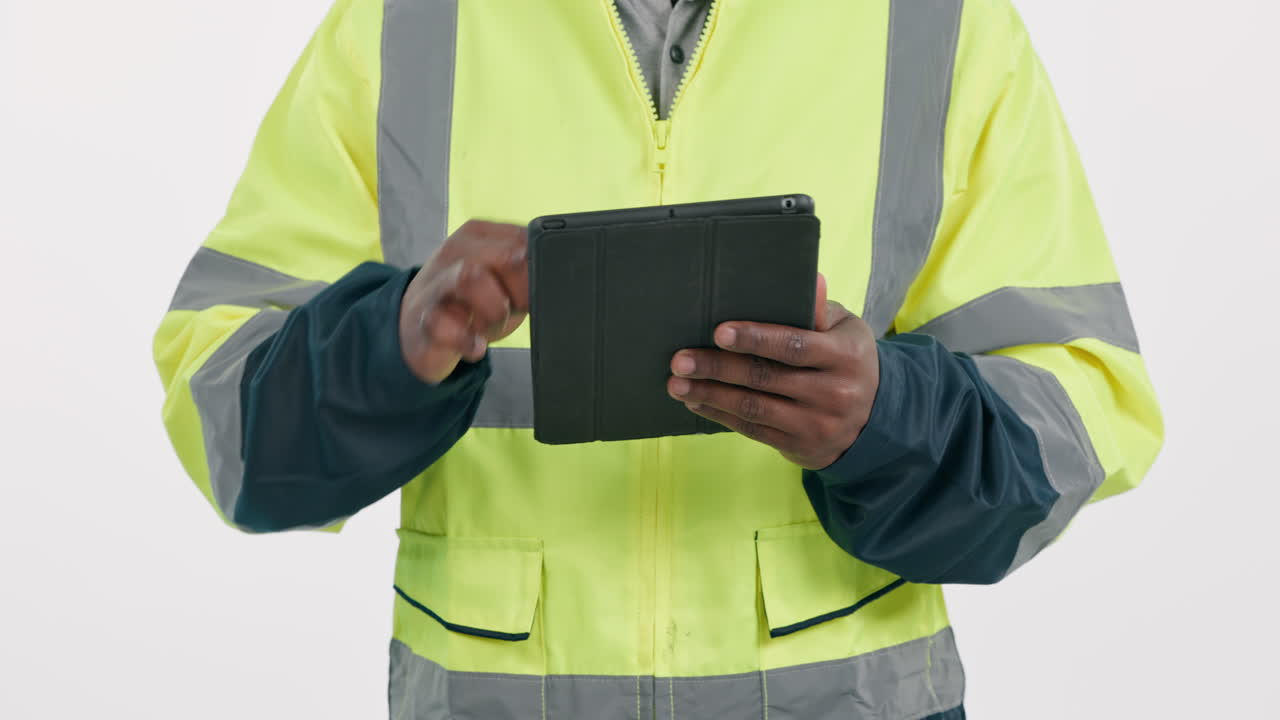 trabajador de la construcción, hombre y manos con tableta