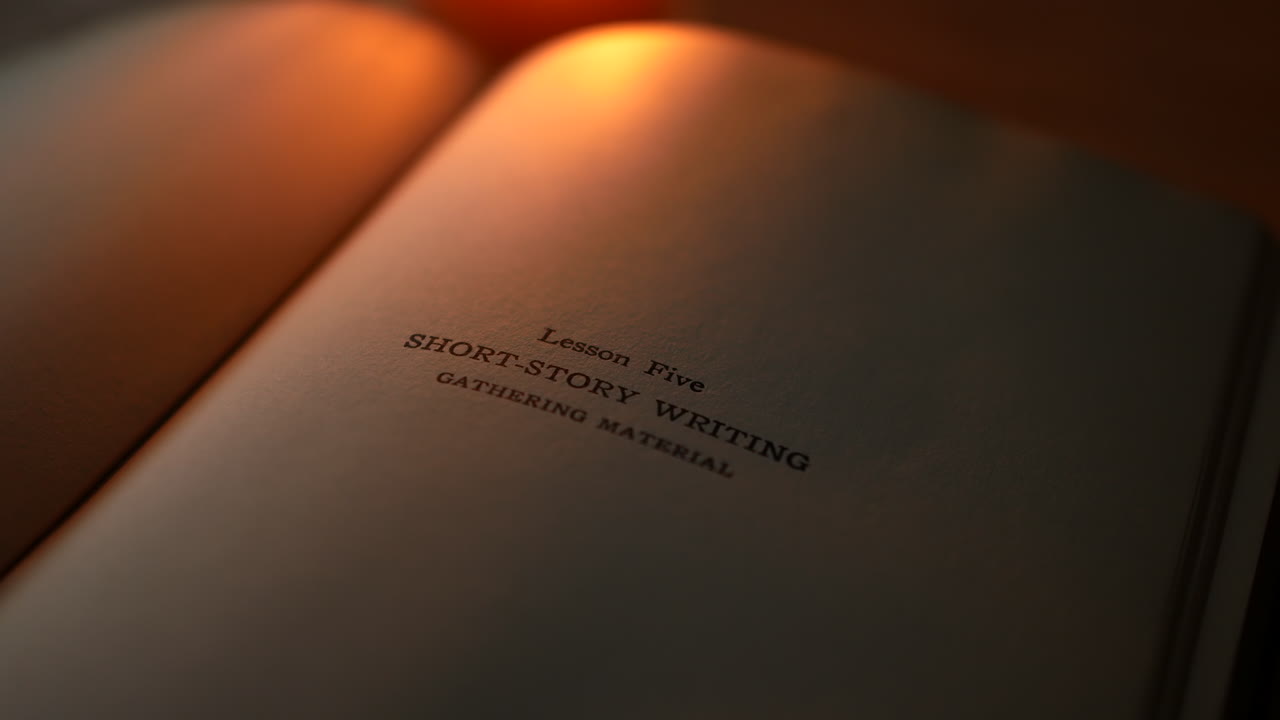 촛불 아래 오래된 책에 짧은 이야기 쓰기 수업