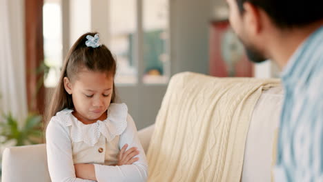 Papá-Enojado-Regañando-A-Su-Niña-En-La-Sala-De-Estar