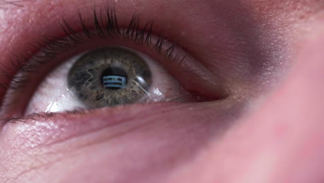 primer plano del teléfono inteligente de navegación del ojo de un hombre - toma macro
