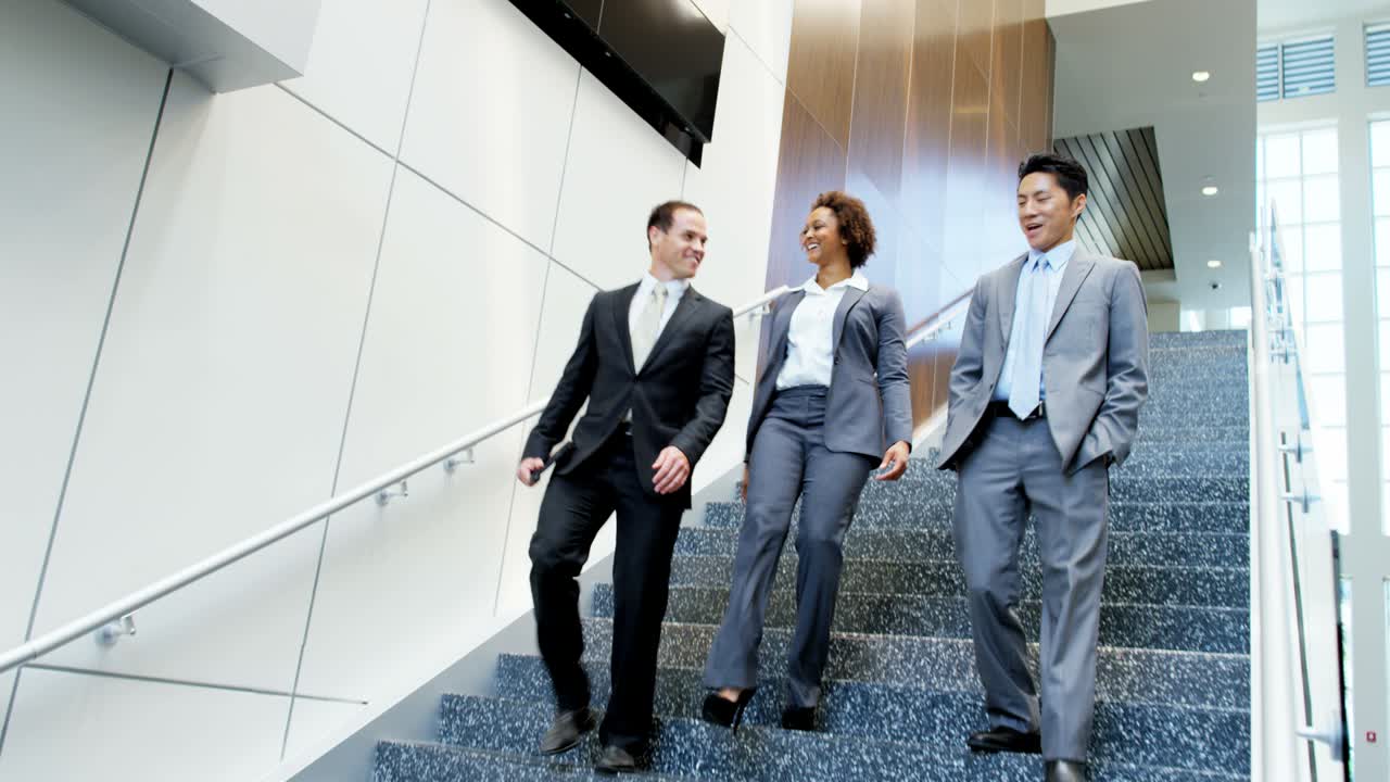 мужская и женская команда по недвижимости с использованием технологии планшетов