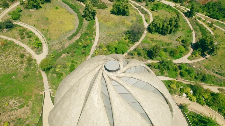 Vista aérea ascendente de la cumbre y la arquitectura circundante con el jardín primaveral de las faldas de los Andes, Santiago, Chile