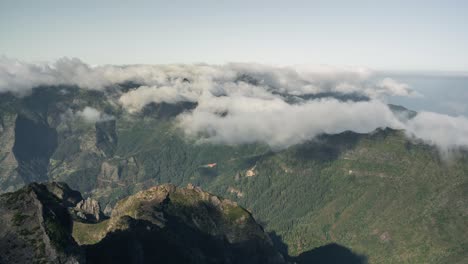 Lapso-De-Tiempo-De-Nubes-Bajas-Sobre-Montañas-En-Madeira,-Portugal