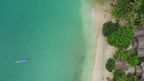 Luftaufnahmen-Von-Oben-Nach-Unten-Ohne-Bewegung-Türkisfarbener-Lagunenwellen-Am-Dorfstrand