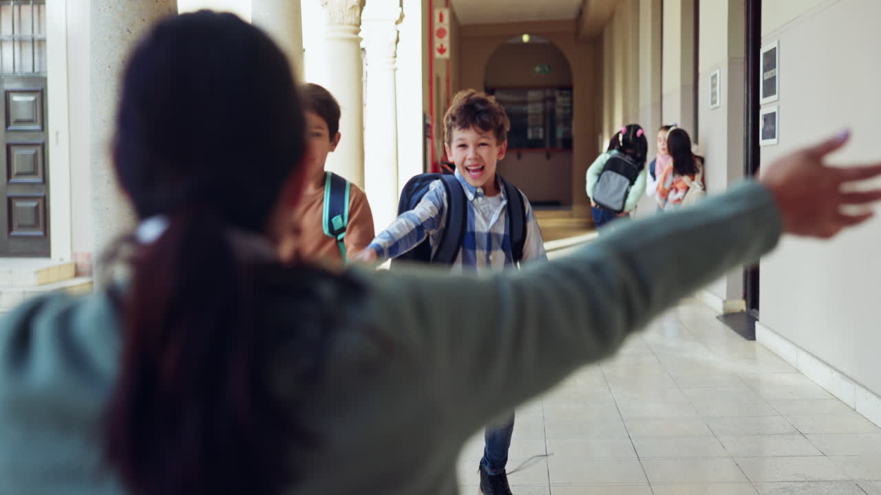 포옹, 미소, 그리고 소년과 함께하는 어머니