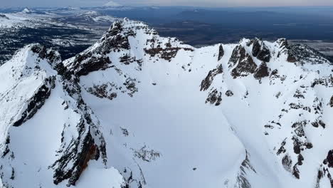 Flug-Um-Den-Zerbrochenen-Spitzenberg-In-Den-Kaskadenbergen-Von-Zentral-Oregon