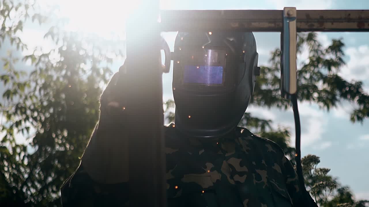 el constructor de cámara lenta conecta los detalles de la valla mediante soldadura