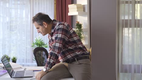 homem de negócios a trabalhar no seu escritório em casa.