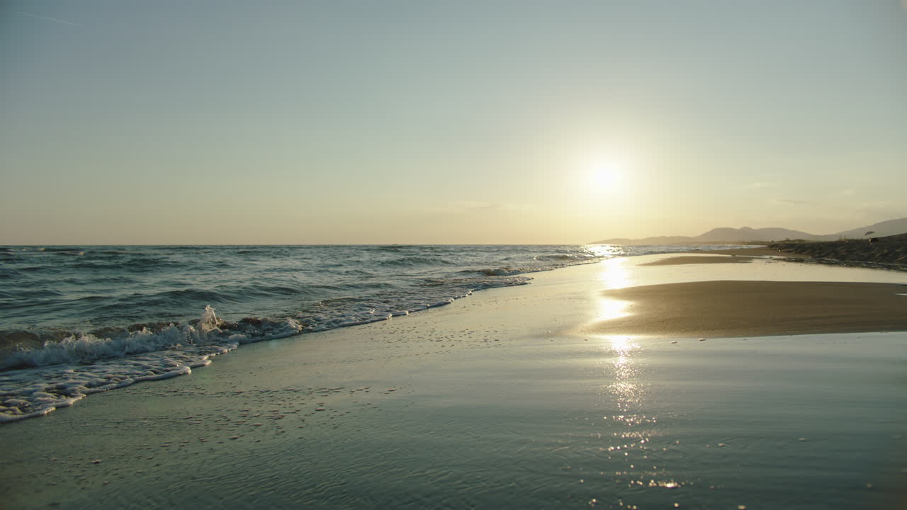 해가 지는 해변 장면