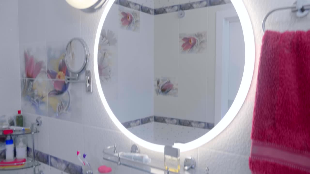Interno bagno: lavabo, rubinetto, asciugamano, vasca da bagno con rubinetti e doccia