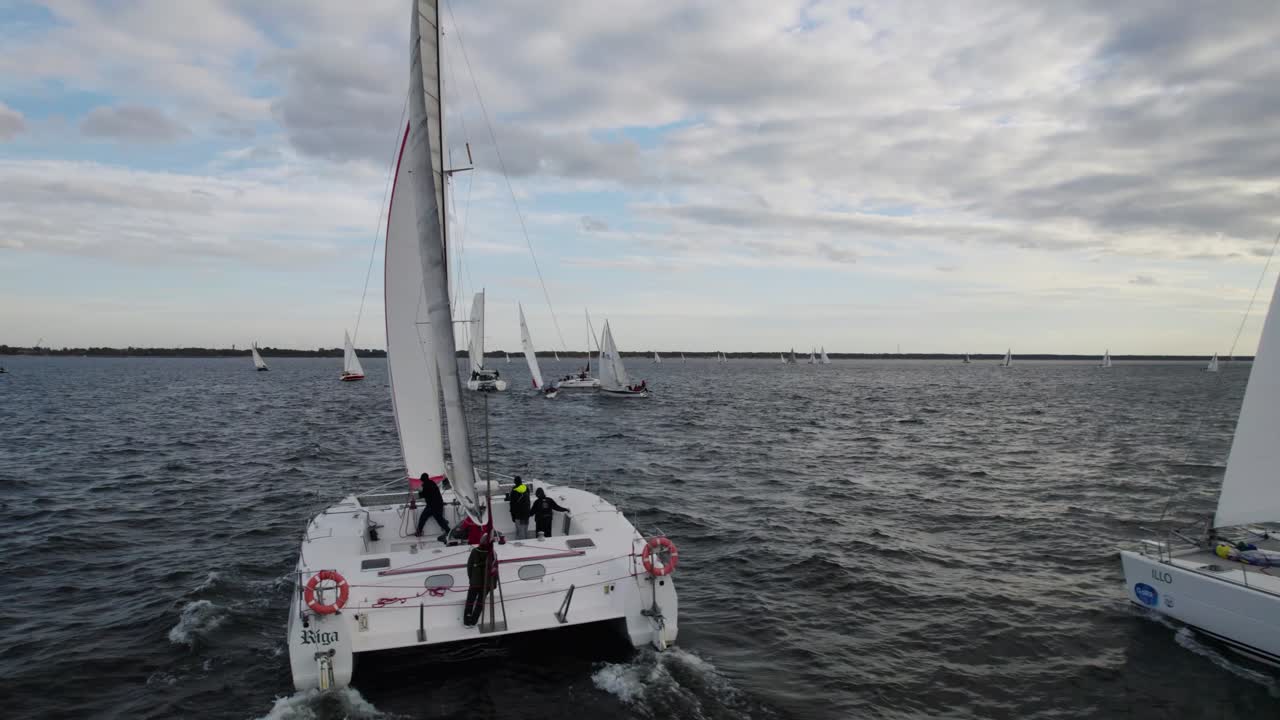 vista aérea cercana del mar y la competición de vela